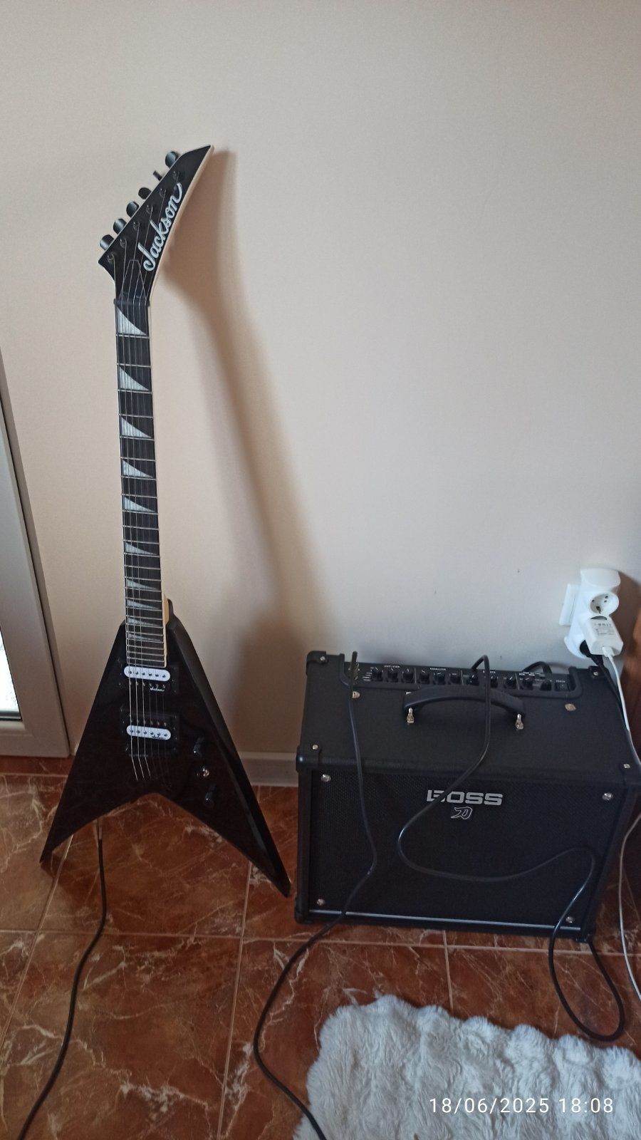 Jackson js32 king v и усилвател boss katana 50 Gen 3 mk1