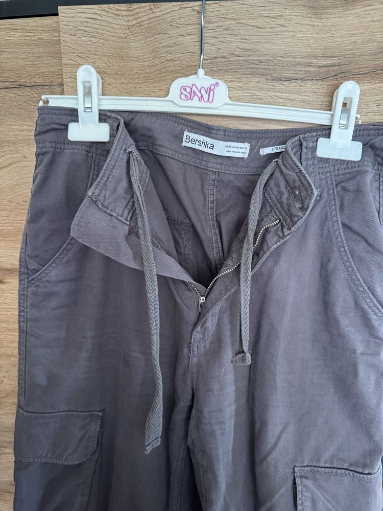 Сиви карго панталони от Bershka, размер 38, модел straight multicargo
