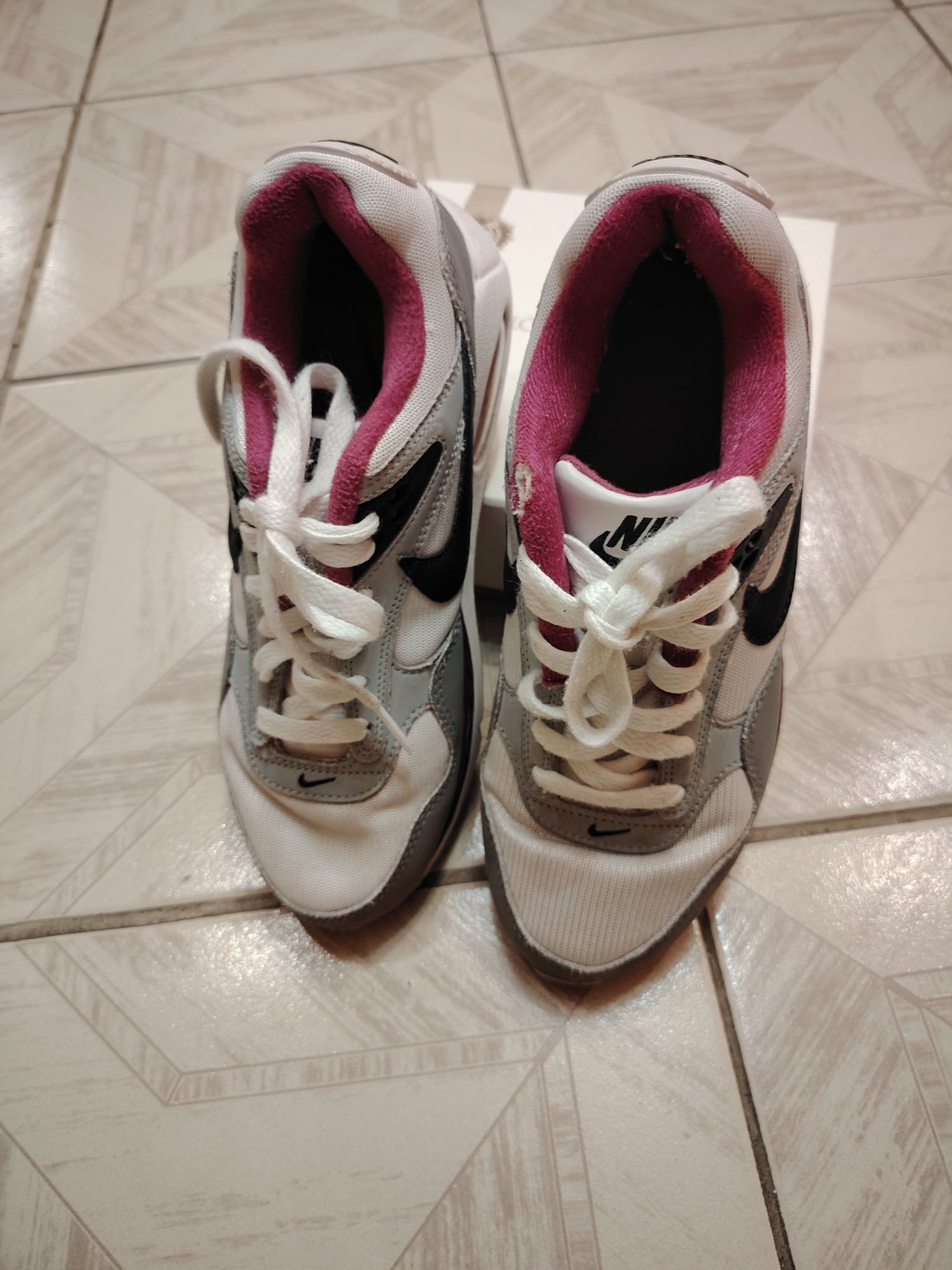 Дамски маратонки Nike Air. В добро състояние
