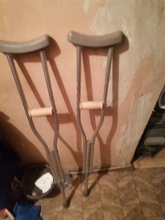 Продам костыли размер не знаю.