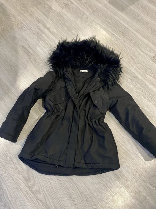 Средно дълга парка с много пух по качулката