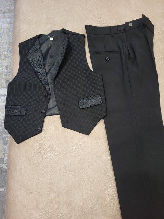 Нарядный костюм на мальчика (4-7 лет), почти новый.