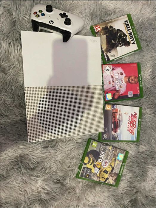 Xbox One S + 4 Jucari