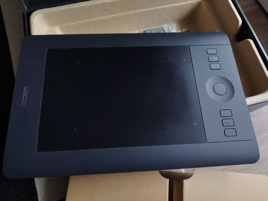 Графичен Таблет WACOM Intuos Pro S, Pen & Touch (PTH-451)