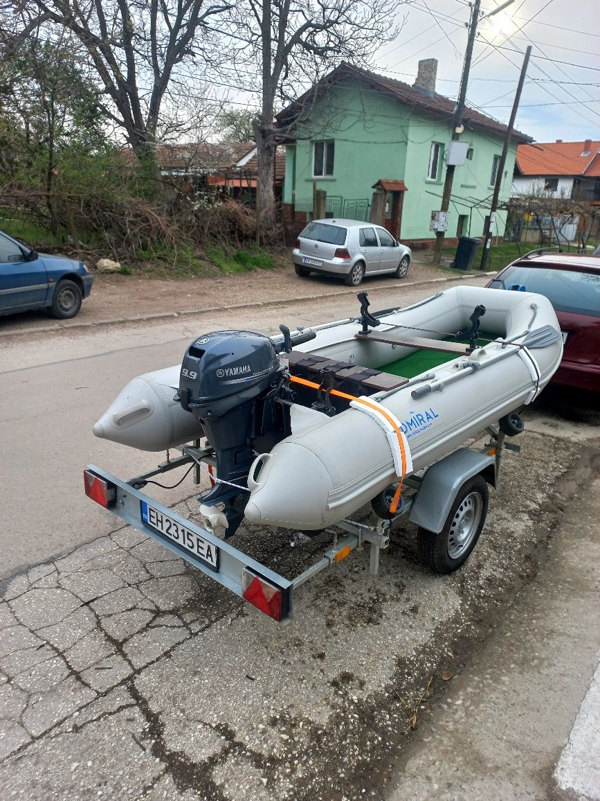 Лодка с двигател и колесар