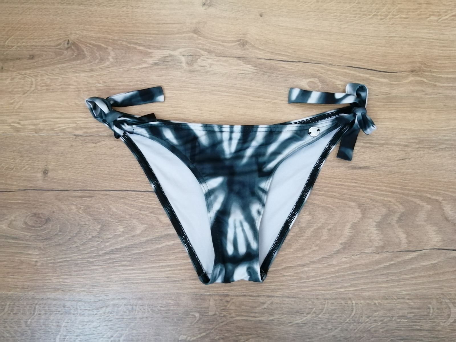 Чисто ново долнище на бански на Calvin Klein.