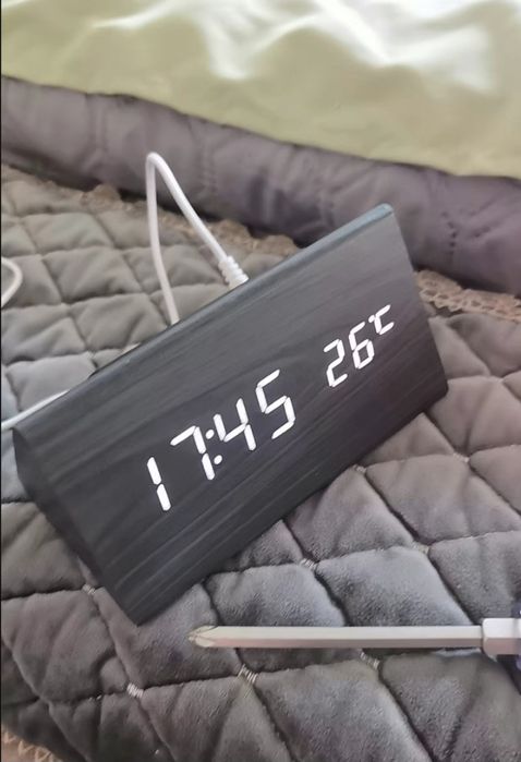 Часы настольные. Новые. Работают как от питания так и на батарейках.