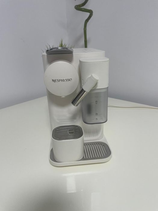 Espressor Nespresso Lattissima One Evolution / Suport Metalic Capsule