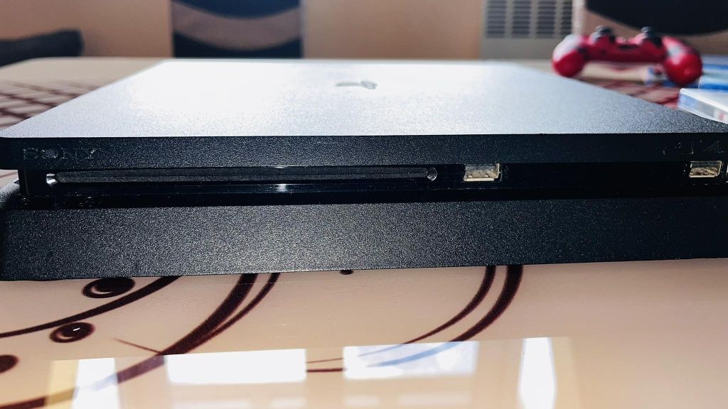 Playstation 4 slim 1TB в много добро състояние