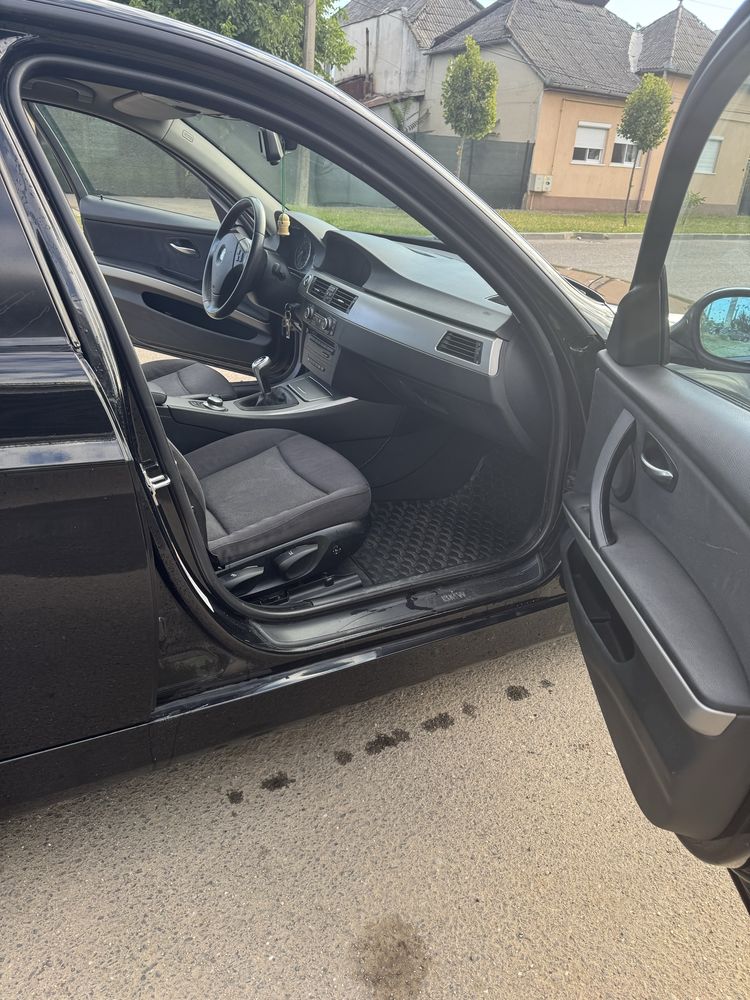 Vand BMW  e90 143cp in stare buna .