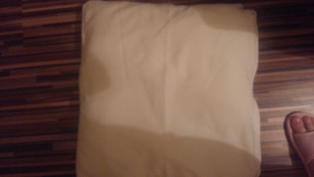De vanzare 2 perne crem groas pufoase cu fete fermoar pot fi spalate