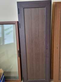 Алуминиева врата цвят дърво
