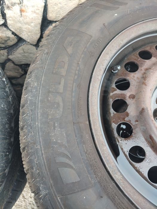 Vând cauciucuri 2 dimensiuni