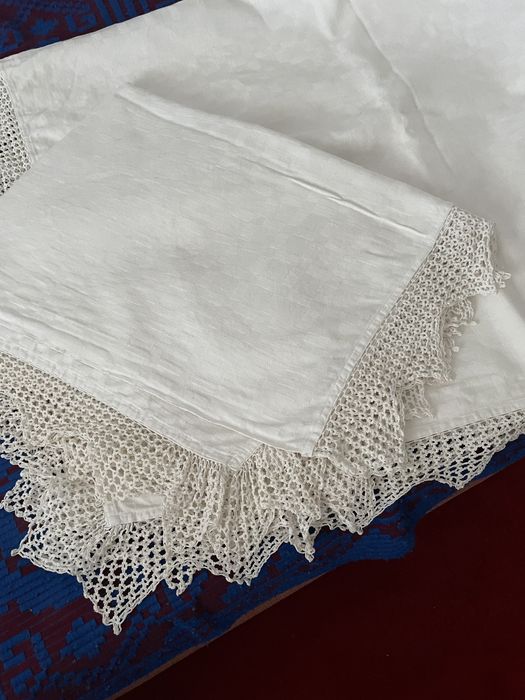 Cearsaf/asternut/draperie tesut din damasc cu dantela