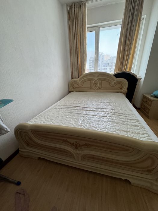 Спальный кровать, тумбочка