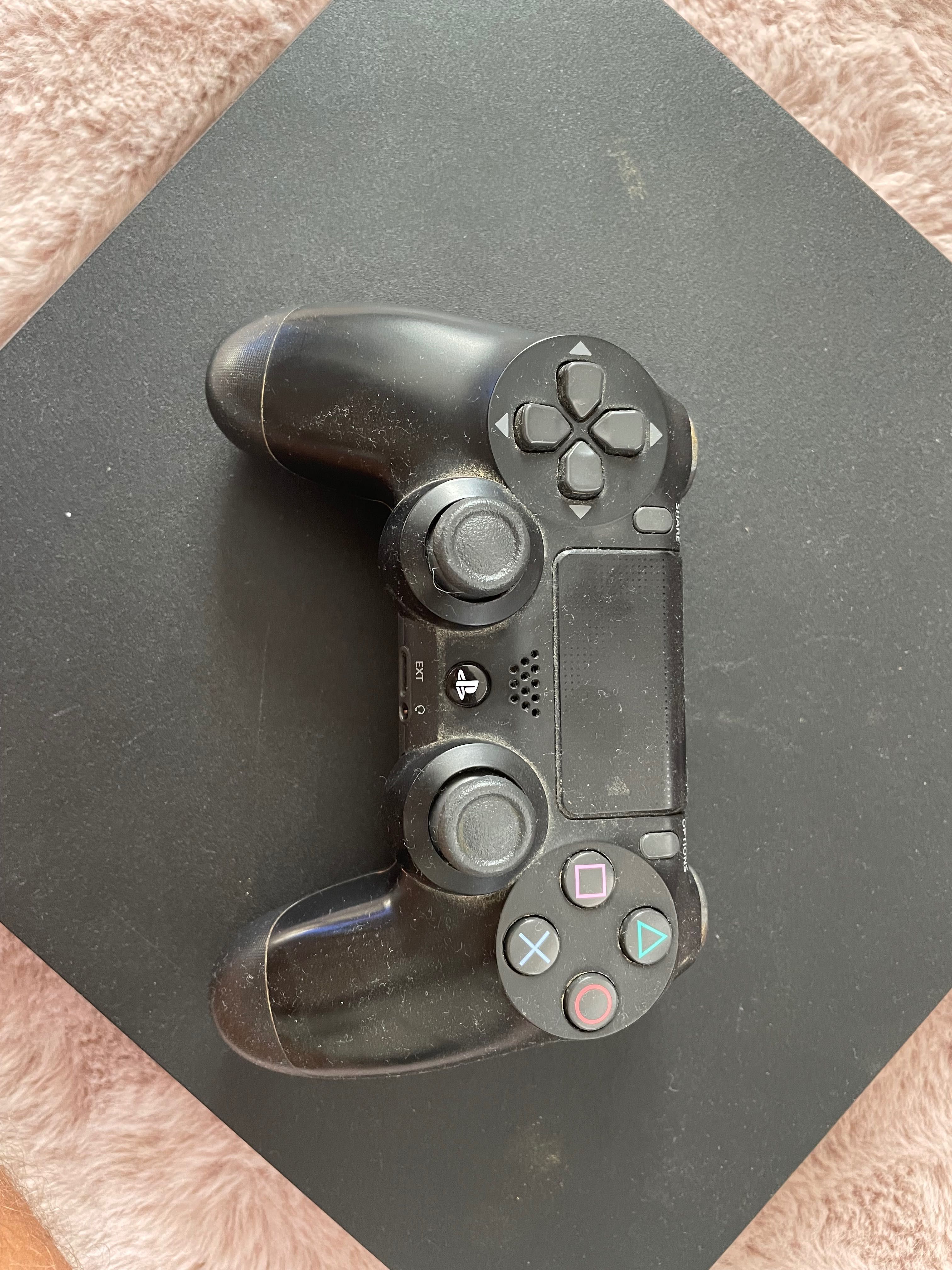 PS4 500GB два джойстика единия с две добавки и 2TB допълнителни място