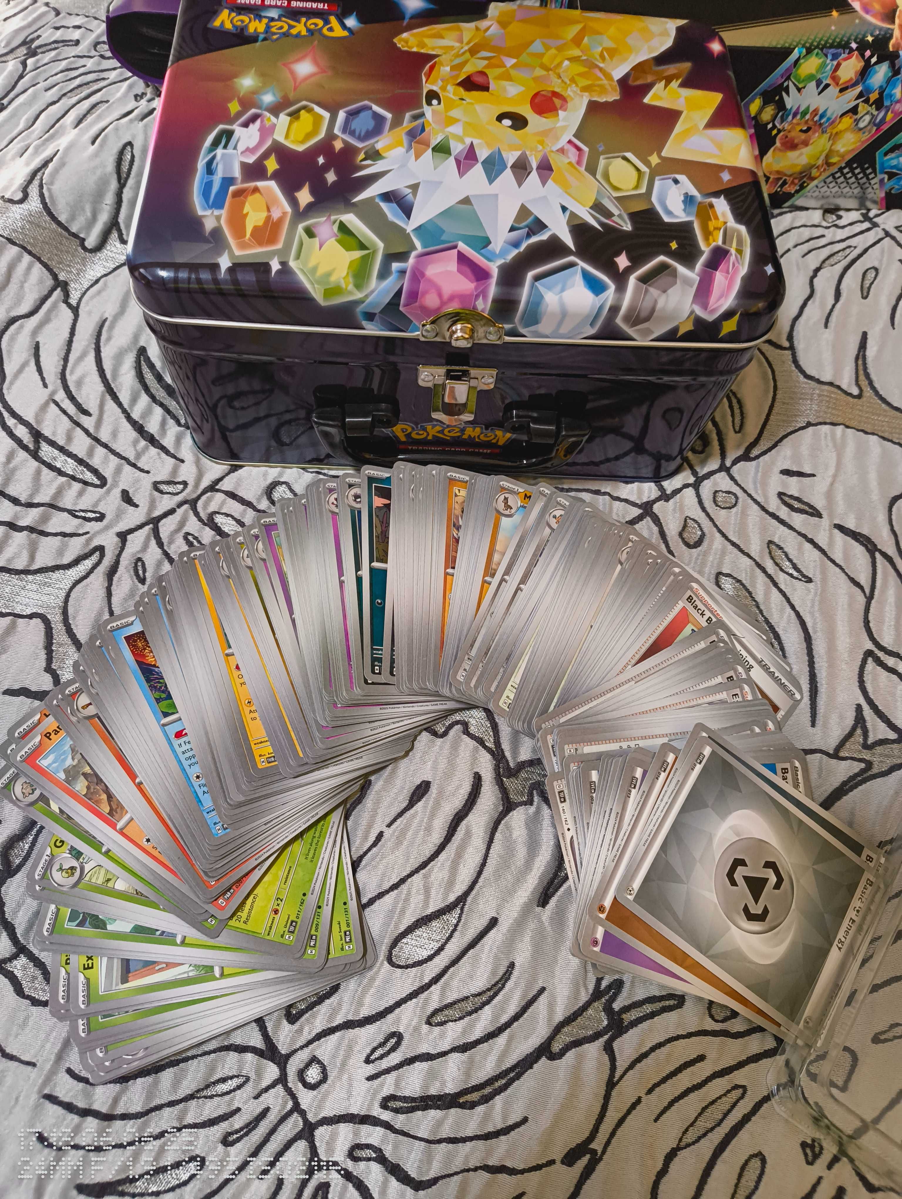 Колекция 250 бр. Pokemon карти + кутия с подаръци