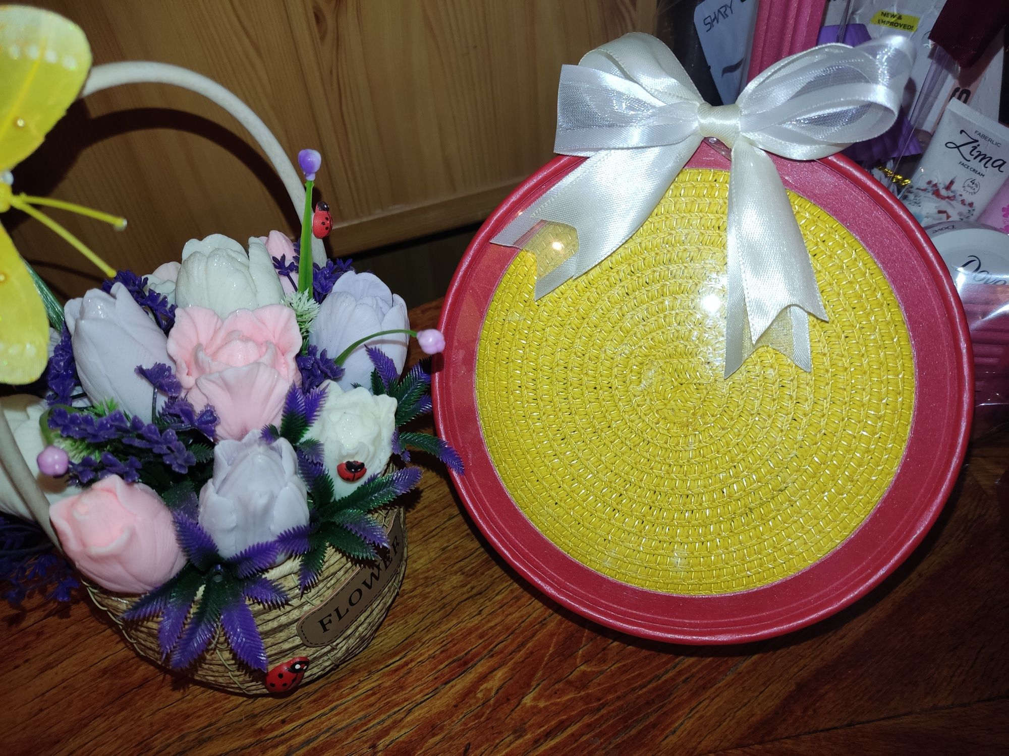 Подарок на День Рождения,8 марта сумочка в коробке и букет цветов