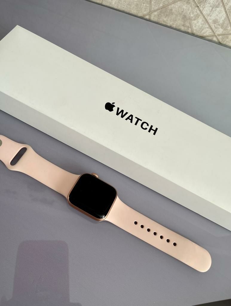Продам смарт часы apple watch SE 40 мм