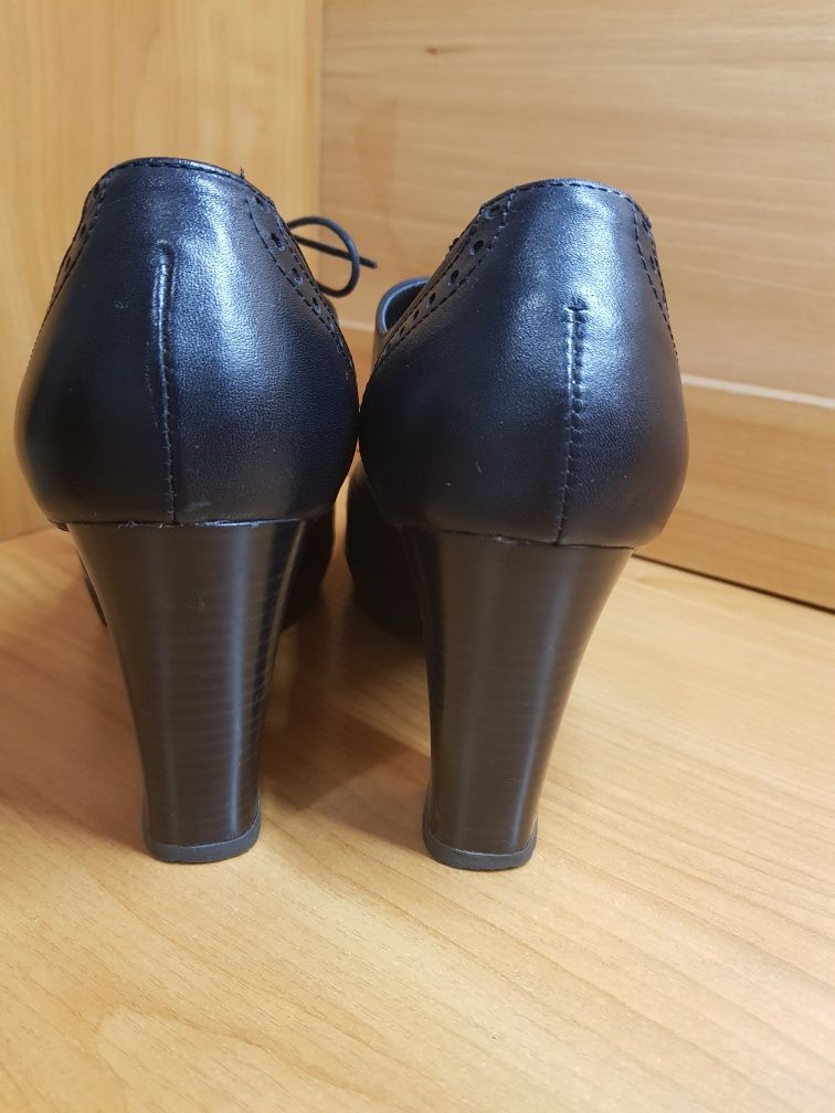 Продаются б/у женские туфли