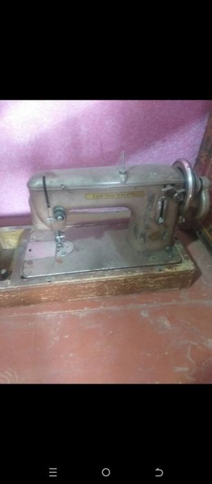 Shu tikuv mashinasi sotiladi