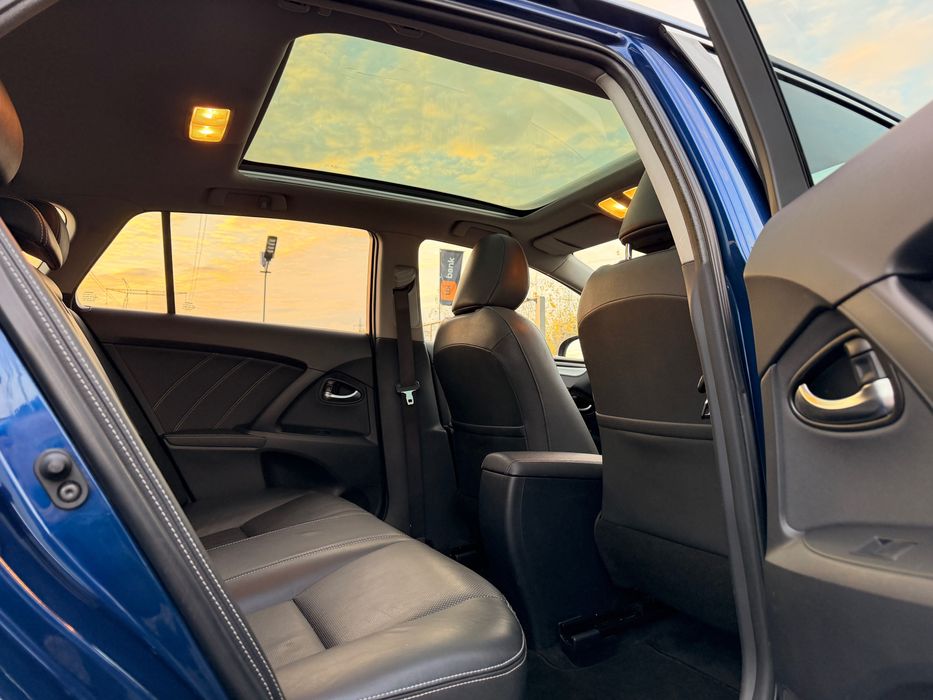 Vindem Toyota Avensis 2.0 D-4D Executive scaune incalzite , panoramic