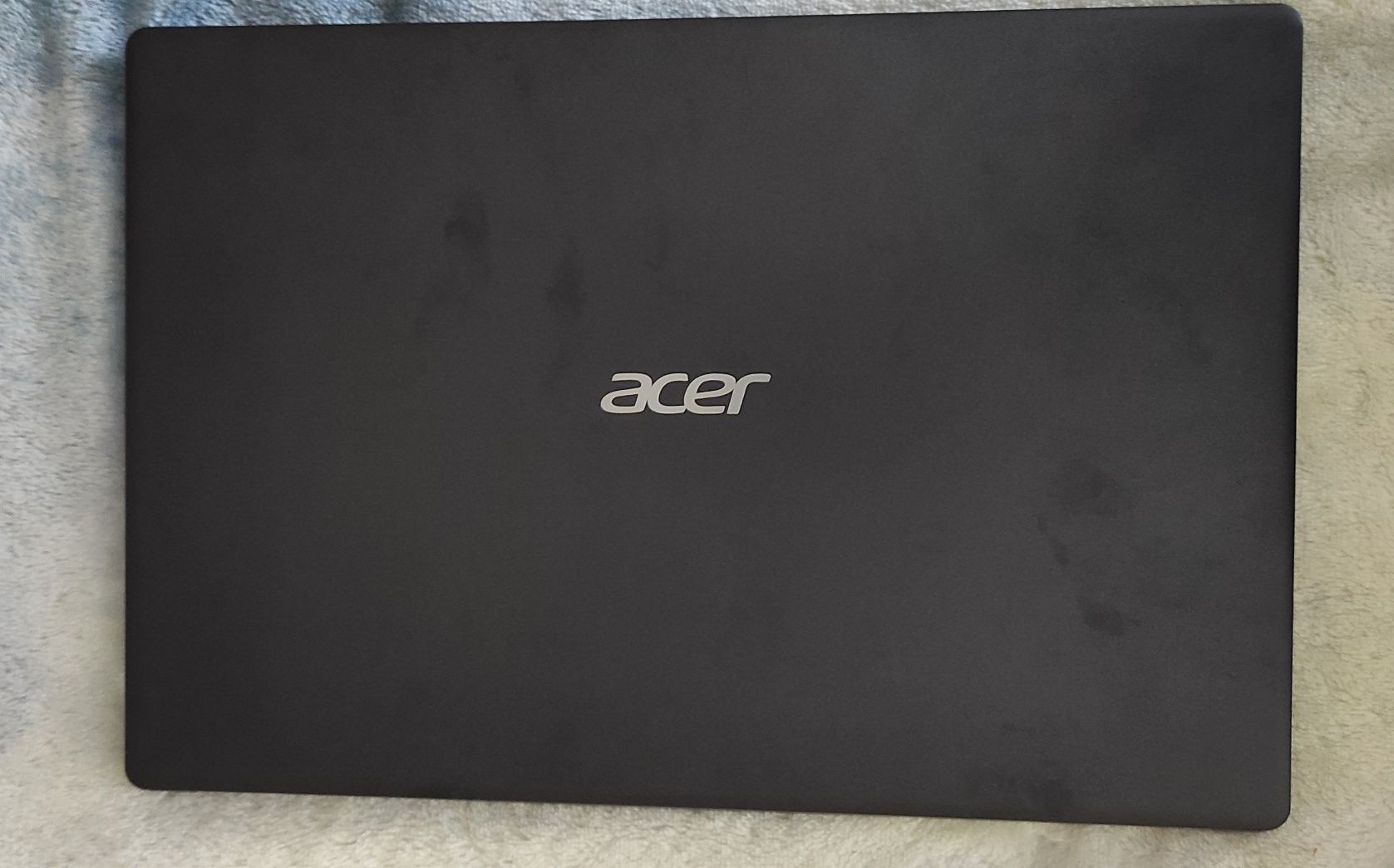 Лаптоп марка Acer, бизнес чанта DELL и универсално зарядно Hama