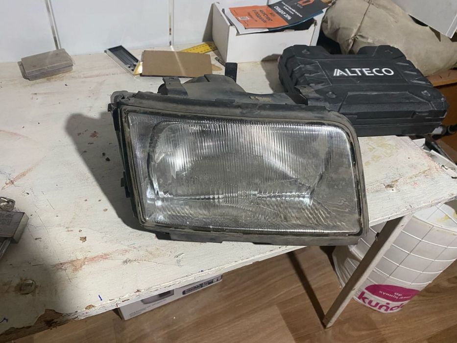 Продам фары на ауди 100  по 15000