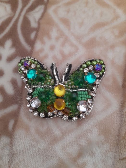 Broșa fluture verde cu cristale și perle