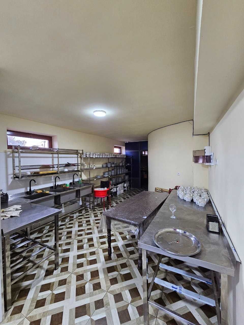 2 qavatli restoran barcha jihozlari va texnikalari bilan sotiladi.