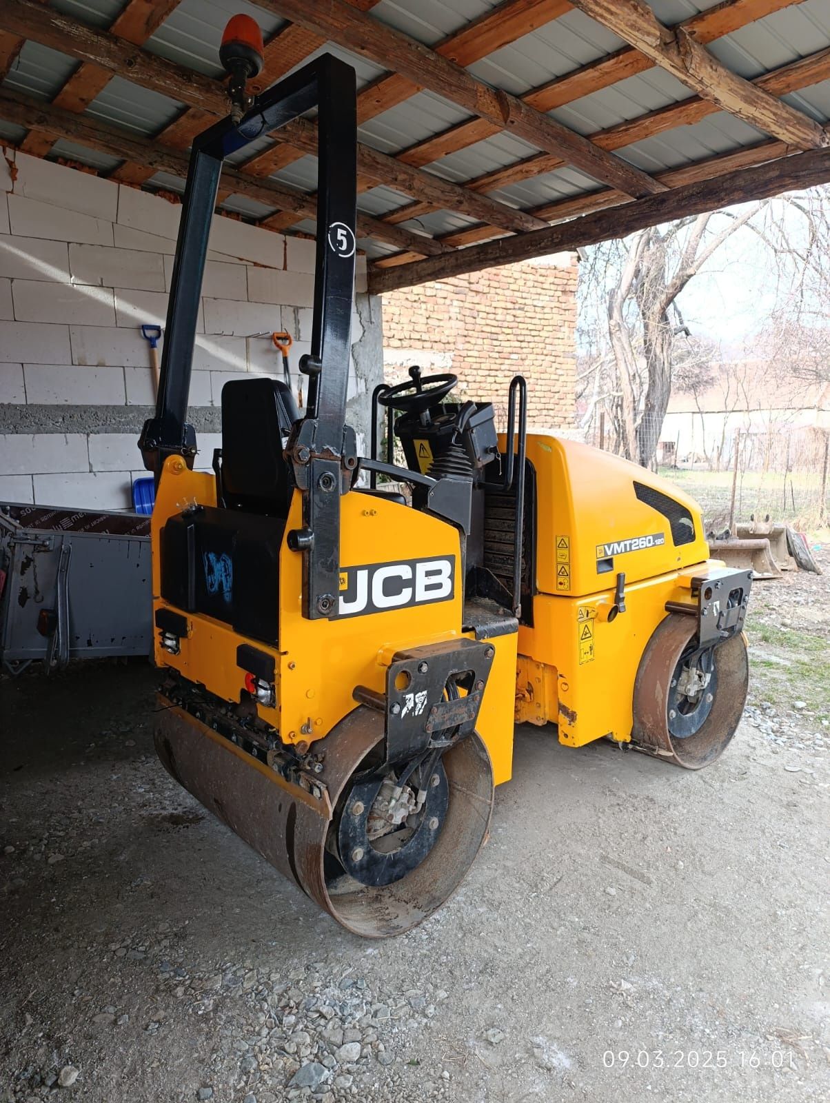Inchiriez/Vand Cilindru vibro-compactor Jcb