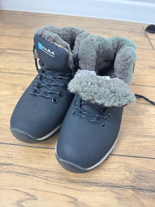 Продам зимние кроссовки женские