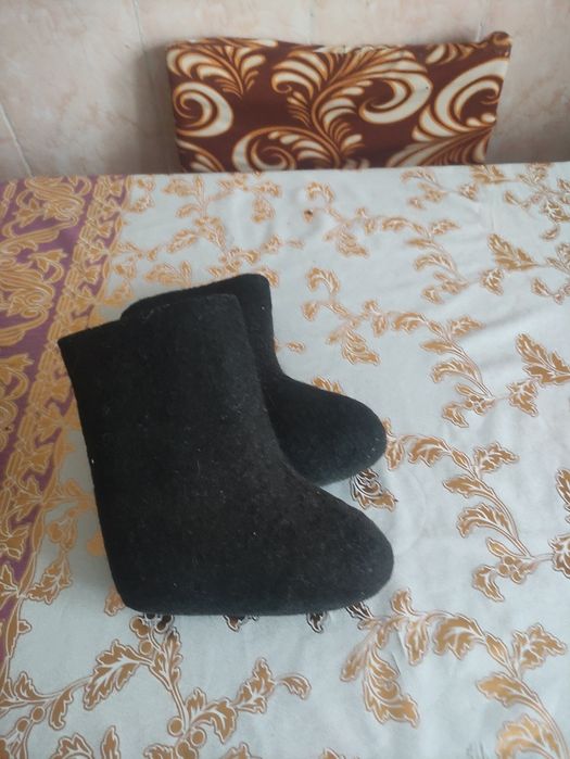 Продам чёрные детские валенки на 2,3 годика за 1000 тенге