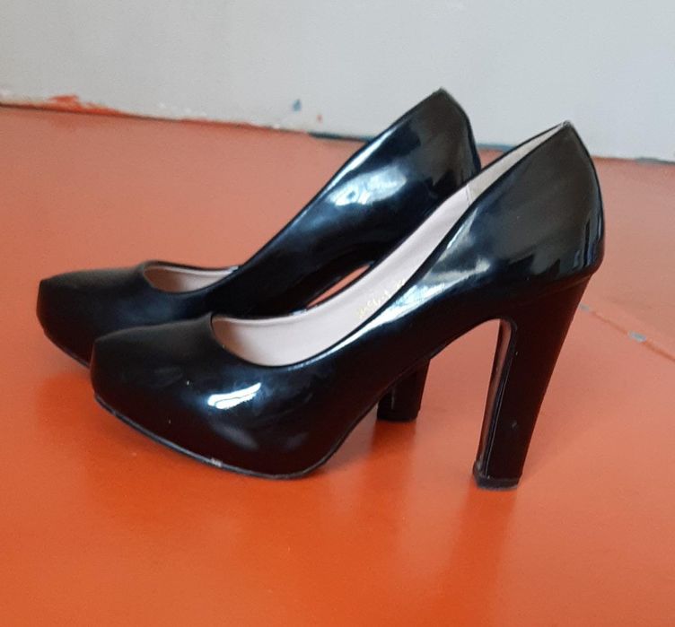 Туфли. Бағасы 2500 теңге.