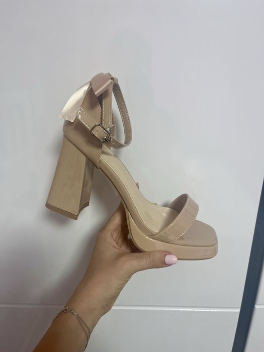 Елегантни сандали на ток