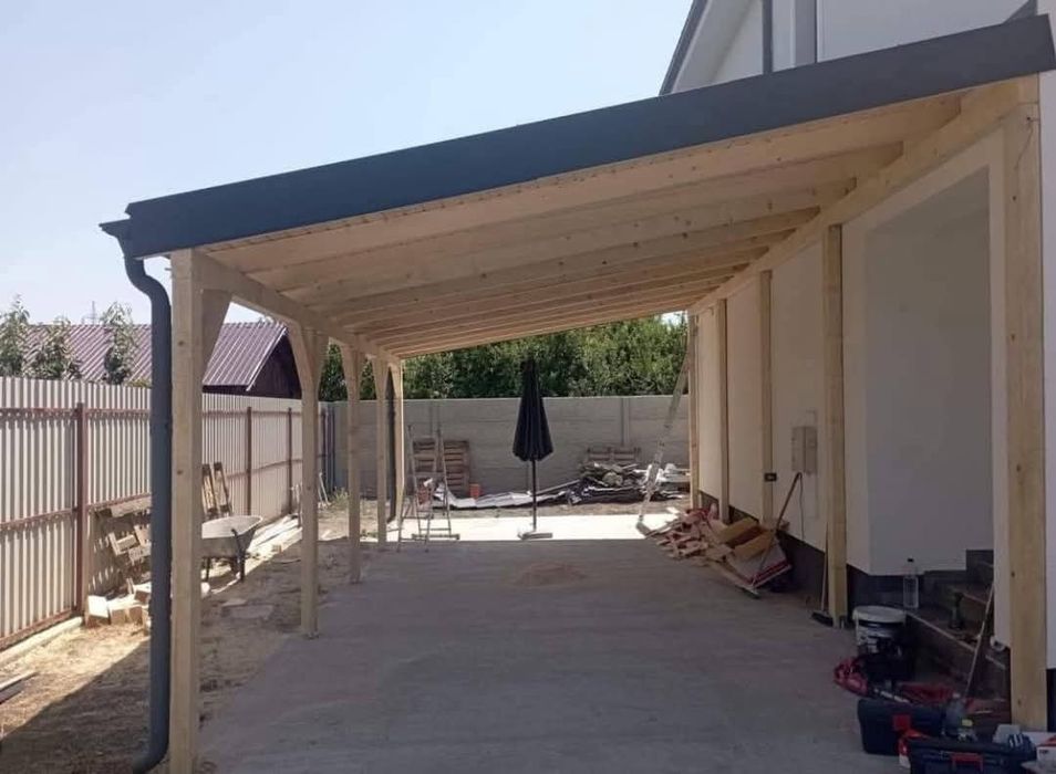 Această construcție din lemn este o terasă, o pergolă și o adăpost pen