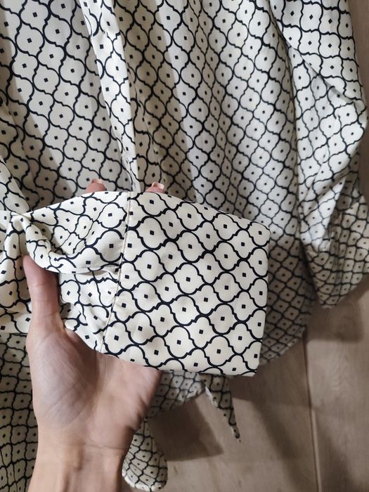 Нова риза Zara с дълъг ръкав.
