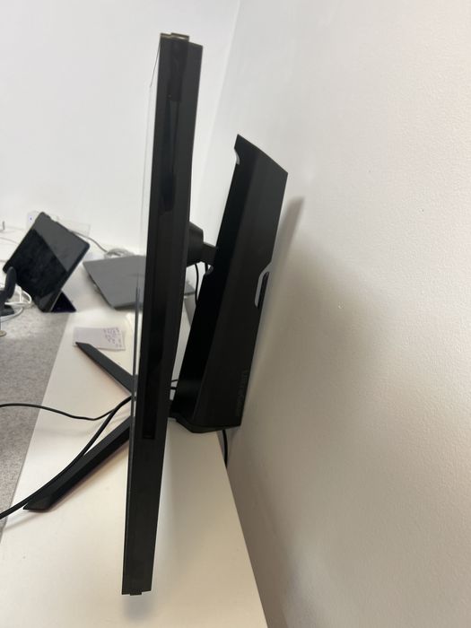 Monitor LG 32” QHD + brat de birou