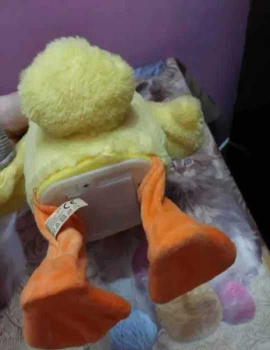 Maca cântă și dansează jucarie pluș cu baterii