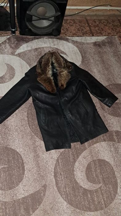Кожаное зимнее  полупальто с меховым воротником