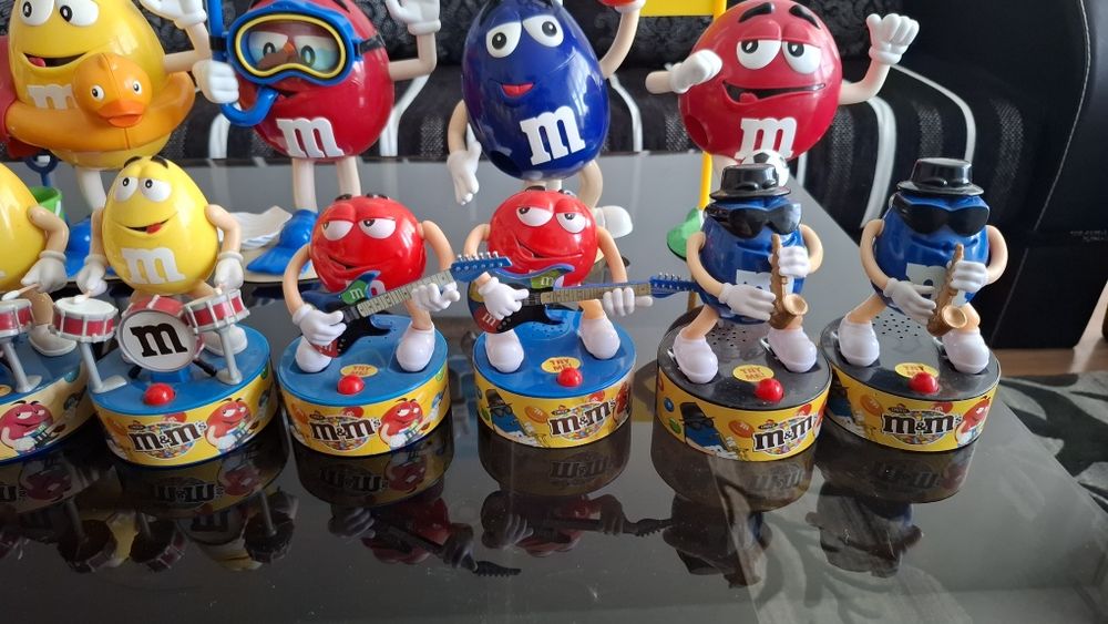 Играчки на Киндер (kinder), coca cola и m&m.