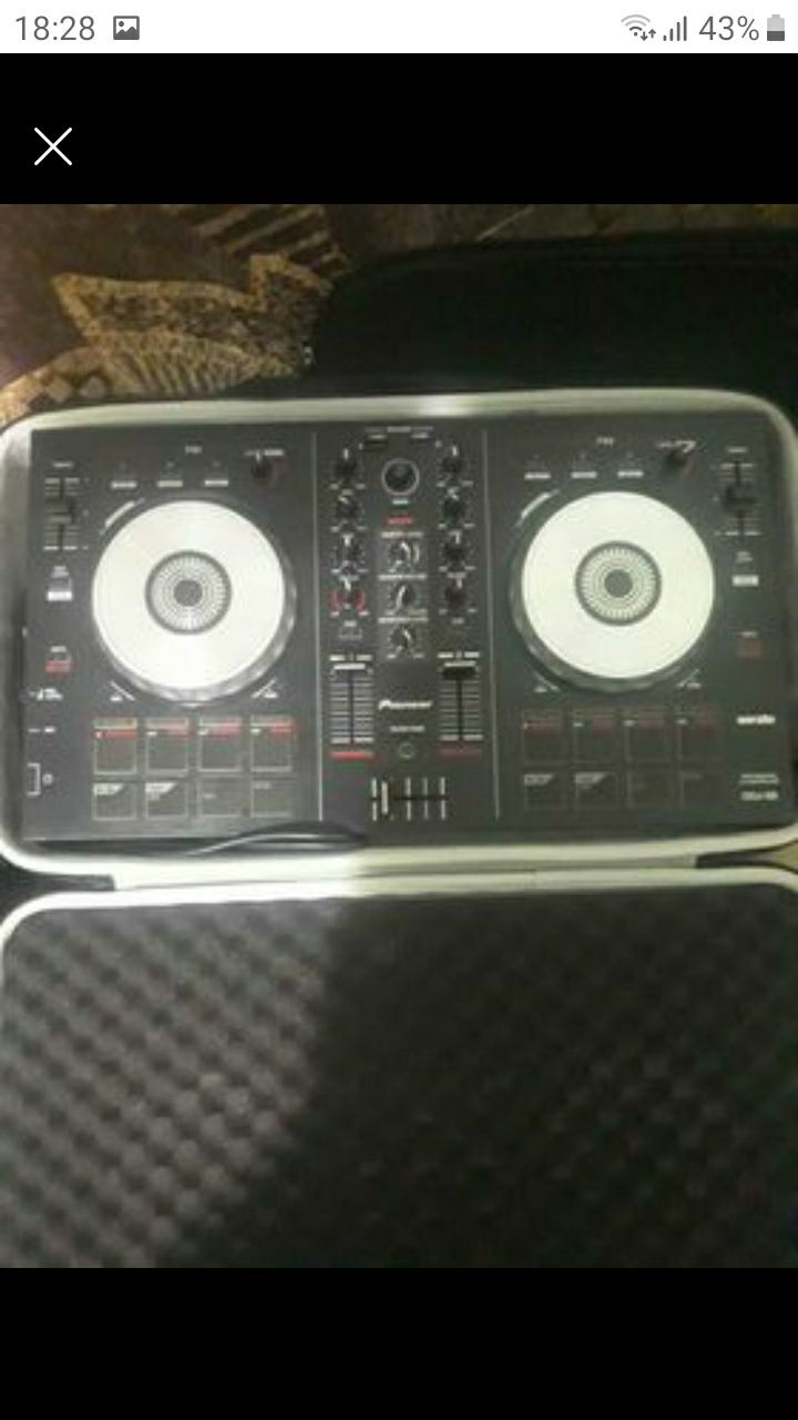Vând echipament DJ în stare foarte bună de funcționare !