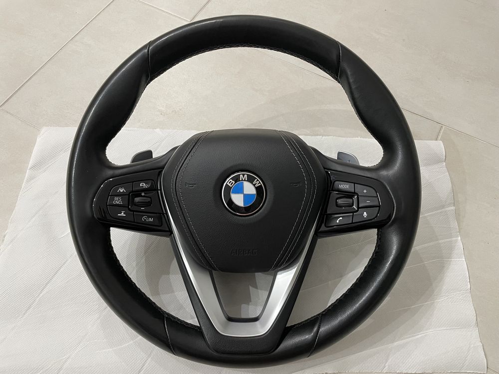 Volan complet BMW G30 in stare foarte bună.