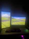 PC cu 2 monitoare cu brate suport.