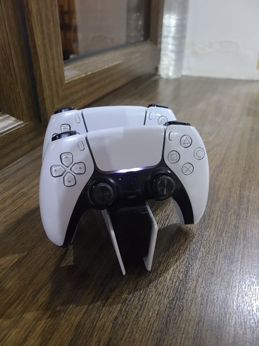 PlayStation 5 + жостик + беспроводной зарядка