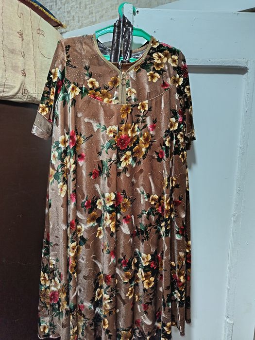 Продаются платья. Куйлаклар сотилади.