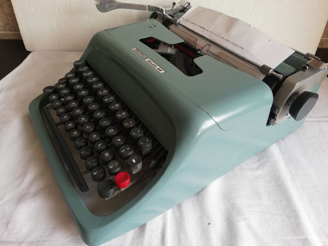 Mașină de scris Olivetti studio 44