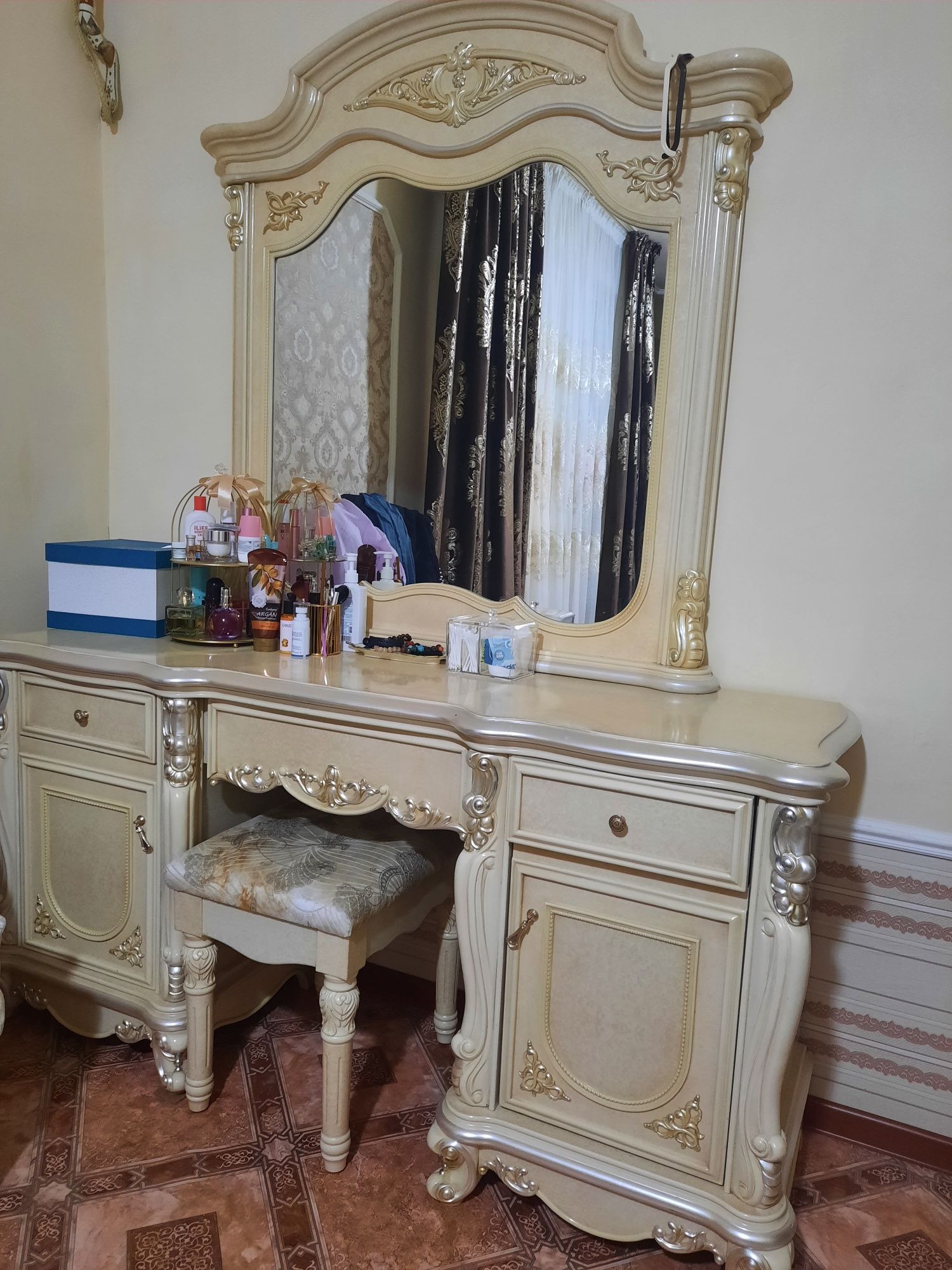Продаю спальный гарнитур