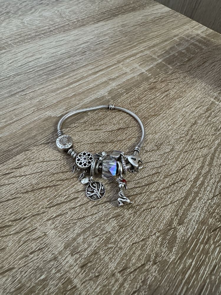 Vand bratara Pandora cu 7 charmuri - un charm Swarovski