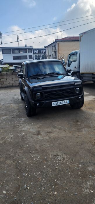 NIVA mers salon qilingan yoʻltanlamas aftomobili sotiladi